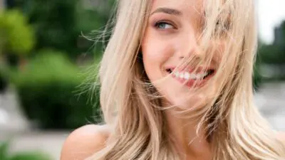 Γυναίκα με ξανθά μαλλιά