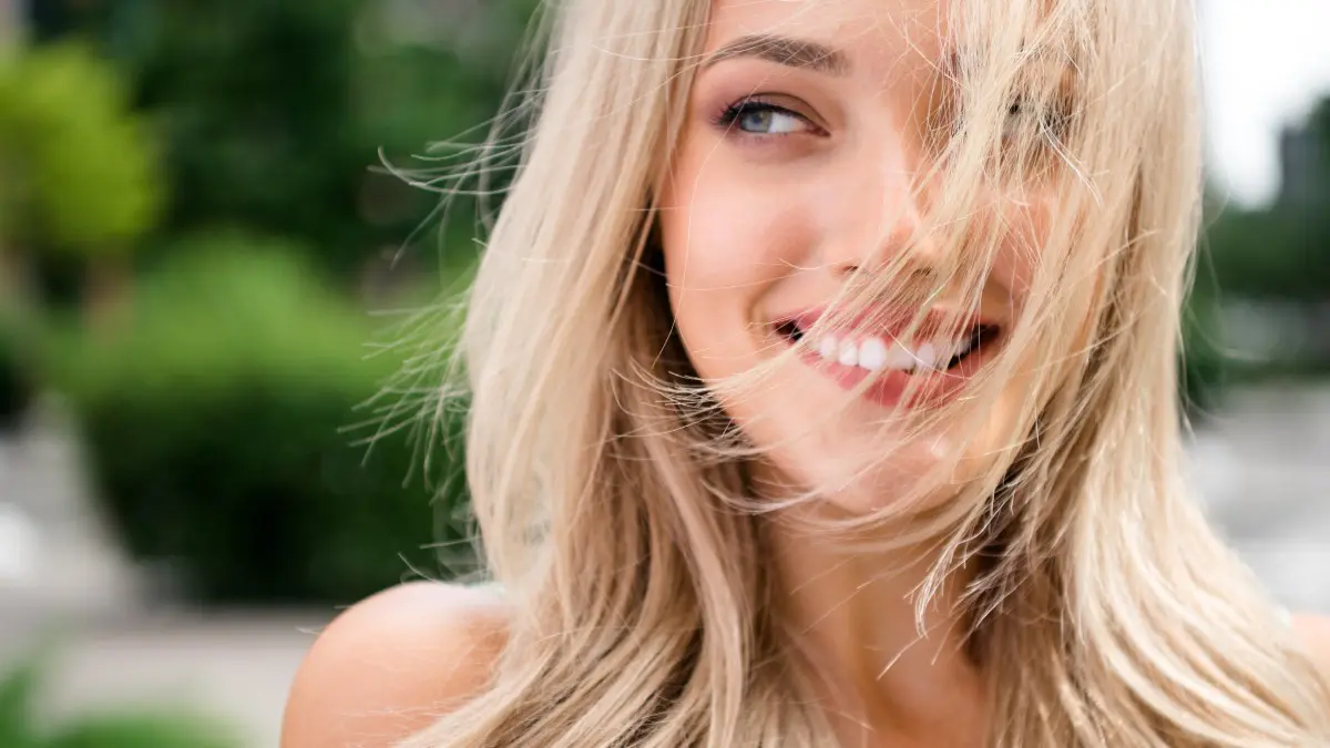 Γυναίκα με ξανθά μαλλιά