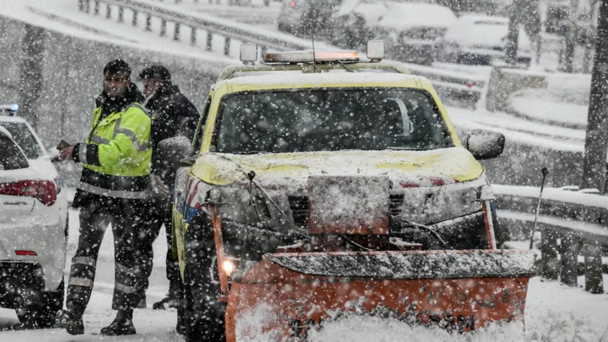Κακοκαιρία «Ελπίς»: Πιθανή η γενική αργία την Τρίτη από τα χιόνια