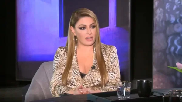 «Ήταν κατάμαυρη σε όλο το πρόσωπο» - Η σπαρακτική εξομολόγηση της Έλενας Παπαρίζου στον αέρα της ΕΡΤ