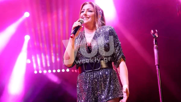 Γενέθλια για την Έλενα Παπαρίζου - Η αποκάλυψη της τραγουδίστριας για την ηλικία της