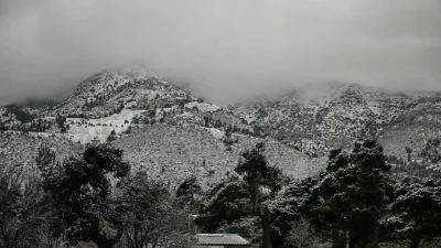 «Κακοκαιρία Ελπίς»: Στα λευκά οι Κυκλάδες - Φοβερά τοπία σε Μύκονο, Τήνο και Νάξο