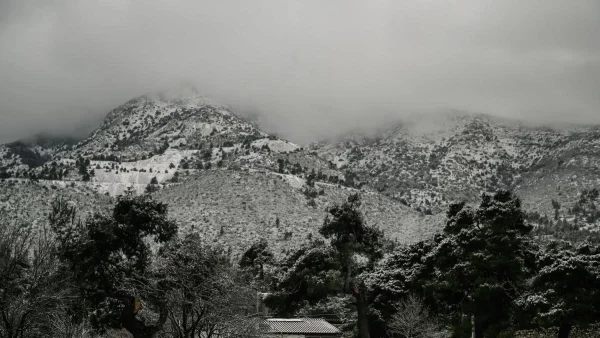 «Κακοκαιρία Ελπίς»: Στα λευκά οι Κυκλάδες - Φοβερά τοπία σε Μύκονο, Τήνο και Νάξο