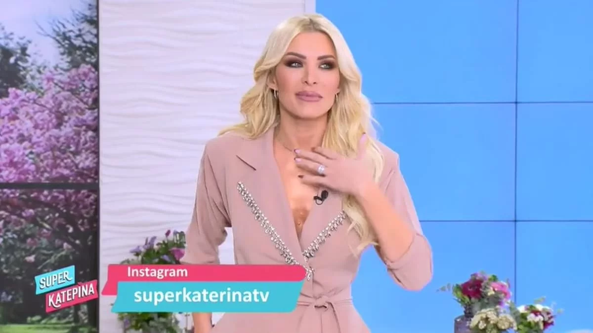 Ενοχλημένη στον αέρα του Super Κατερίνα η Καινούργιου - «Ένα μήνα παρακαλάω...»
