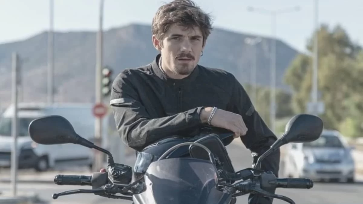 Μελαχρινή και 7 χρόνια μεγαλύτερή του - Αυτή είναι η σύντροφος του Κώστα Νικούλι από την σειρά Σασμός