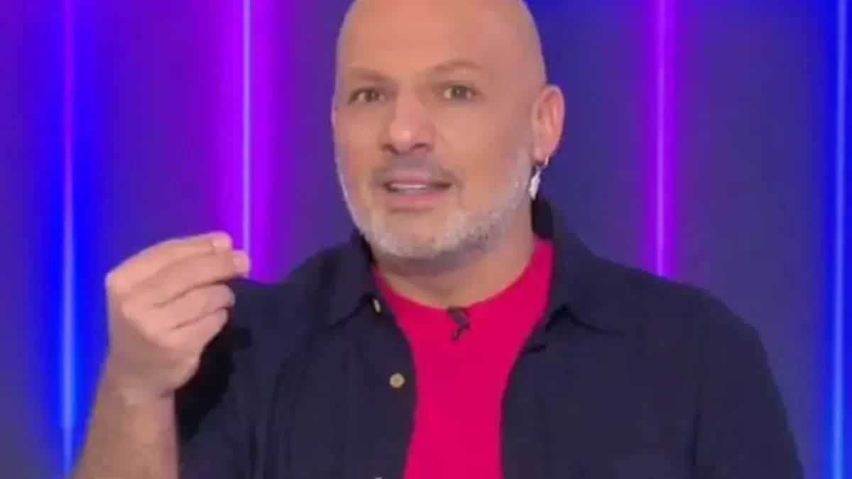 «Τι είναι αυτά ρε; Συγκεντρωθείτε!» - Εξωφρενών στον αέρα του ΣΚΑΙ ο Νίκος Μουτσινάς