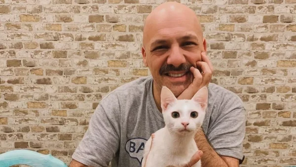 Δεν μοιάζουν σχεδόν καθόλου - Φωτογραφία του Νίκου Μουτσινά με τον πατέρα του