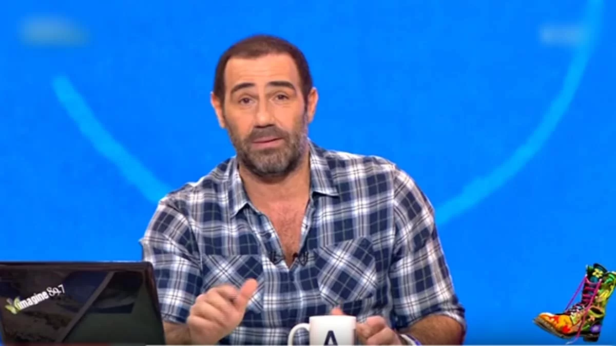 Ράδιο Αρβύλα: Το πρόσωπο του Αντώνη Κανάκη πίσω από τις κάμερες