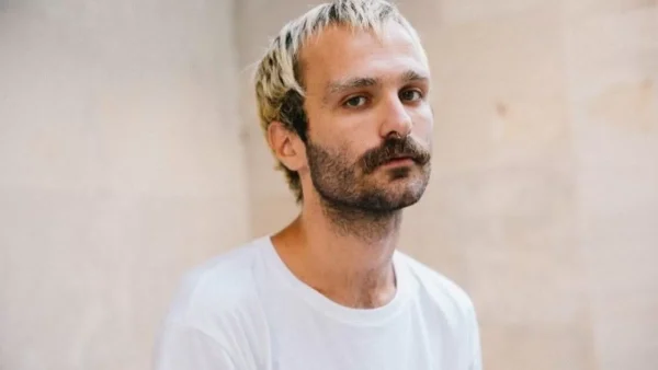 Ηλίας Γκιώνης: Ποιος είναι ο ακτιβιστής που ξεσκέπασε τον Στάθη Παναγιωτόπουλο και τον βιασμό στη Θεσσαλονίκη