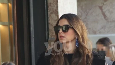 Ντυμένες σαν μικρές Γαλλίδες - Η Σταματίνα Τσιμτσιλή με τις κόρες και τον σύζυγό της στο κέντρο της Αθήνας