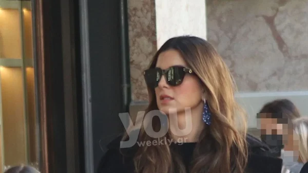 Ντυμένες σαν μικρές Γαλλίδες - Η Σταματίνα Τσιμτσιλή με τις κόρες και τον σύζυγό της στο κέντρο της Αθήνας