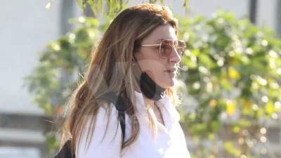 Με ζεβρέ κολάν και εντελώς άβαφτη στην Γλυφάδα η Έλενα Παπαρίζου μετά το τέλος του The Voice