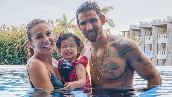 Παιχνίδια στο χιόνι με την κόρη τους - Στιγμές ευτυχίας για την Ελένη Χατζίδου και τον Ετεοκλή Παύλου