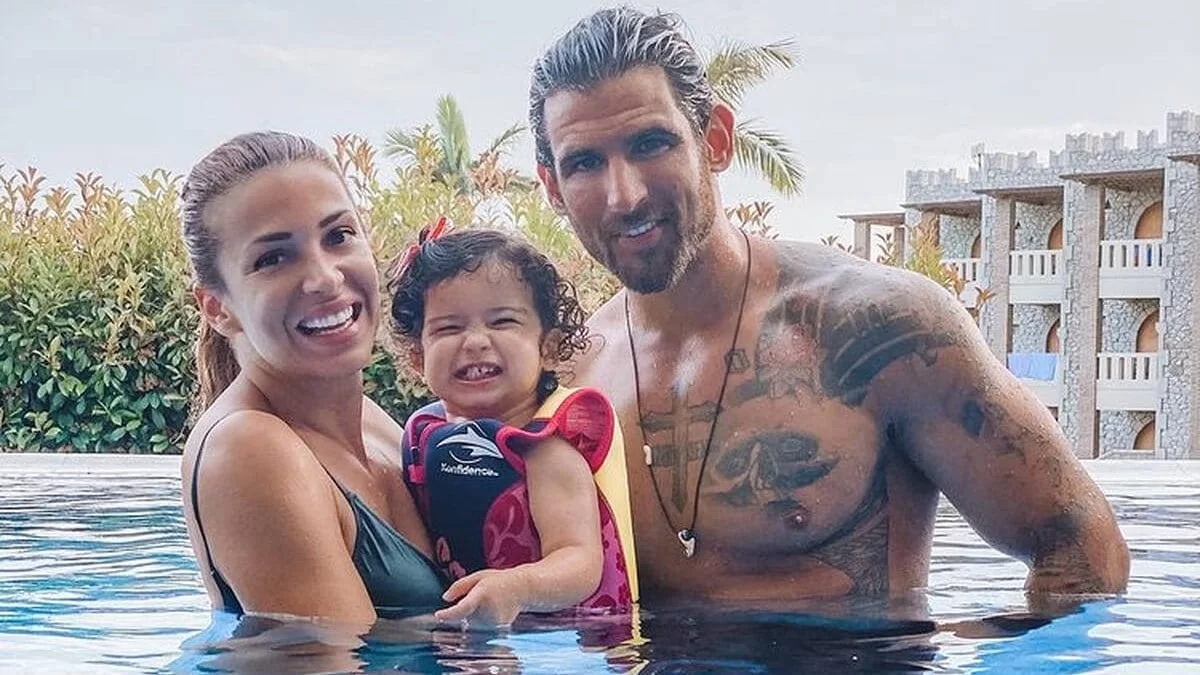 Παιχνίδια στο χιόνι με την κόρη τους - Στιγμές ευτυχίας για την Ελένη Χατζίδου και τον Ετεοκλή Παύλου