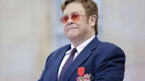 Κρίσιμες ώρες για τον Έλτον Τζον - Ακυρώνει τις συναυλίες του