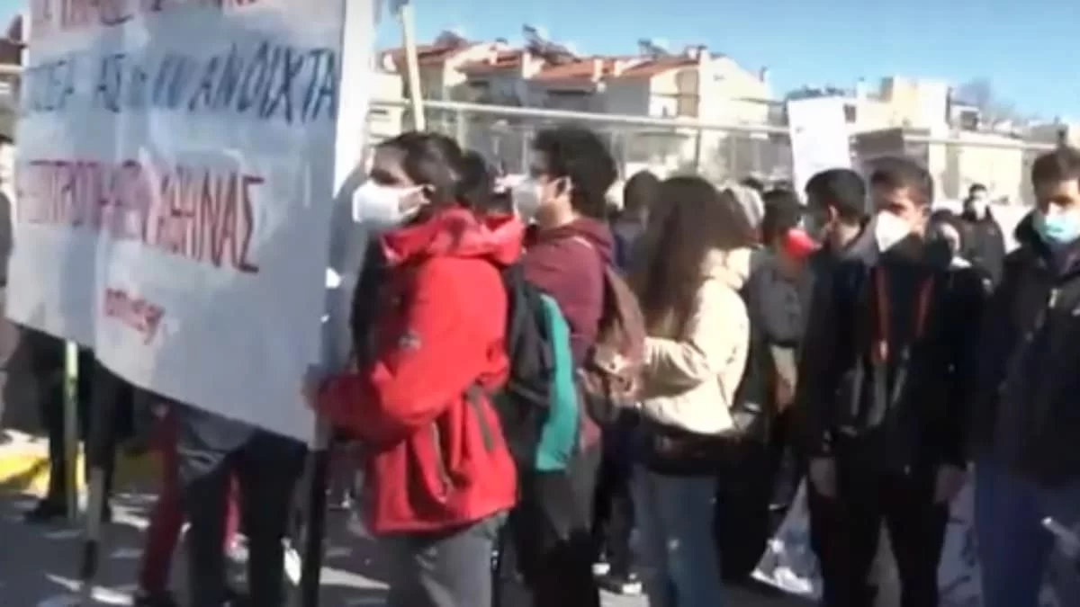 Μεγάλη ένταση στο υπουργείο Παιδείας: Μαθητές πέταξαν πέτρες σε διαμαρτυρία - Τι συνέβη;