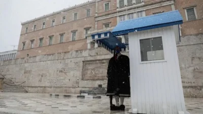 Κακοκαιρία «Ελπίδα»: Οι εύζωνες στο έλεος του χιονιά - Δείτε φωτογραφίες