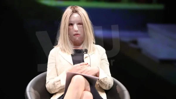 Ρίγη συγκίνησης με την Ιωάννα Παλιοσπύρου - Πόζαρε μπροστά από το Χριστουγεννιάτικο δέντρο του σπιτιού της