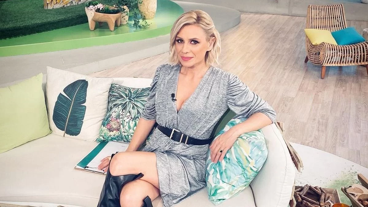 Κατερίνα Καραβάτου: Βραδινή έξοδος με τους συνεργάτες της - Φωτογραφίες από το θέατρο