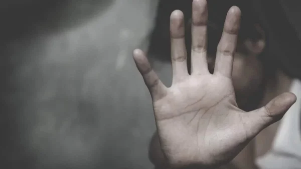 «Έτρεμα από τον φόβο» - Συγκλονίζει η κατάθεση της 16χρονης που παρενοχλήθηκε από παίκτη ριάλιτι