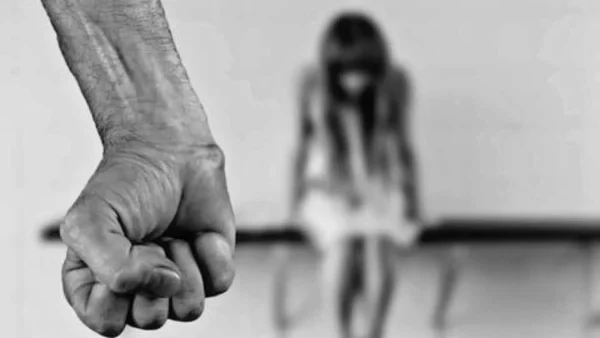 Πάτρα: Άγριος ξυλοδαρμός 29χρονης από τον σύζυγό της - Μπροστά στα μάτια του μωρού τους