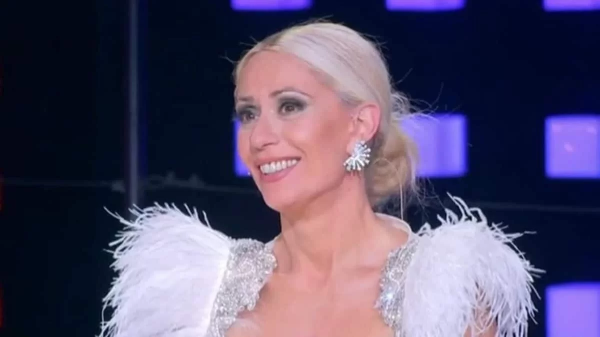 "Τρέλανε" κόσμο το μίνι φτερωτό φόρεμα της Μαρίας Μπακοδήμου στο J2US - Έβγαζε...μάτι το μπούστο