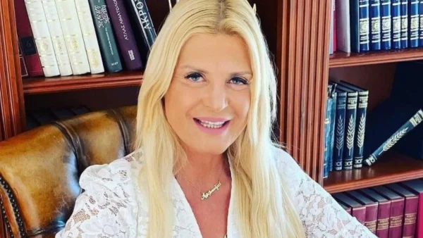 Στη θάλασσα με γαλάζια γούνα και ασορτί μπότες - Χιλιάδες σχόλια κάτω από την φωτογραφία της Μαρίνας Πατούλη