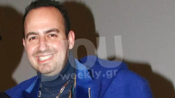 Τριώροφο το σπίτι του Μαυρίκιου Μαυρικίου - Έχει δυο σαλόνια και καναπέδες σε χρυσό χρώμα