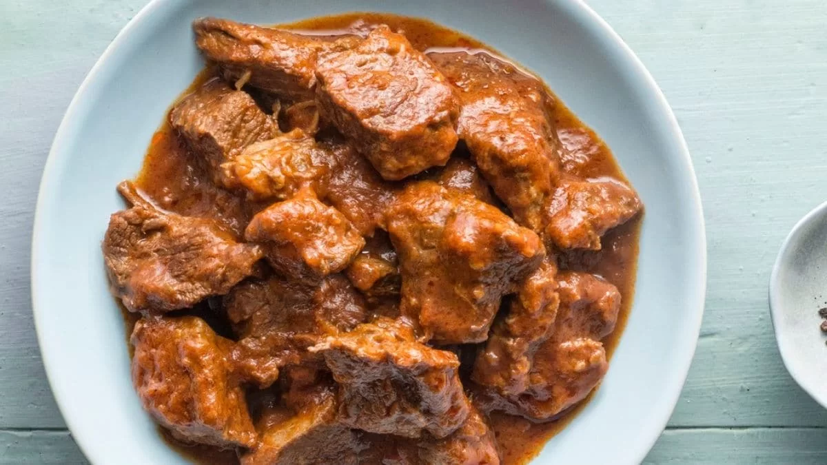 Οι σεφ ξέρουν: To μυστικό για να κάνεις το κοκκινιστό μοσχαράκι να λιώνει στο στόμα