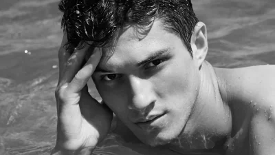 Ντάνιελ Νούρκα: Αψήφισε το «τσουχτερό» κρύο και βγήκε ημίγυμνος στο χιόνι - Φωτογραφία