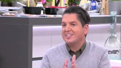 Γιάννης Πουλόπουλος: Έδειξε την βέρα του στον αέρα της εκπομπής Super Κατερίνα φωνάζοντας «Είμαι παντρεμένος»