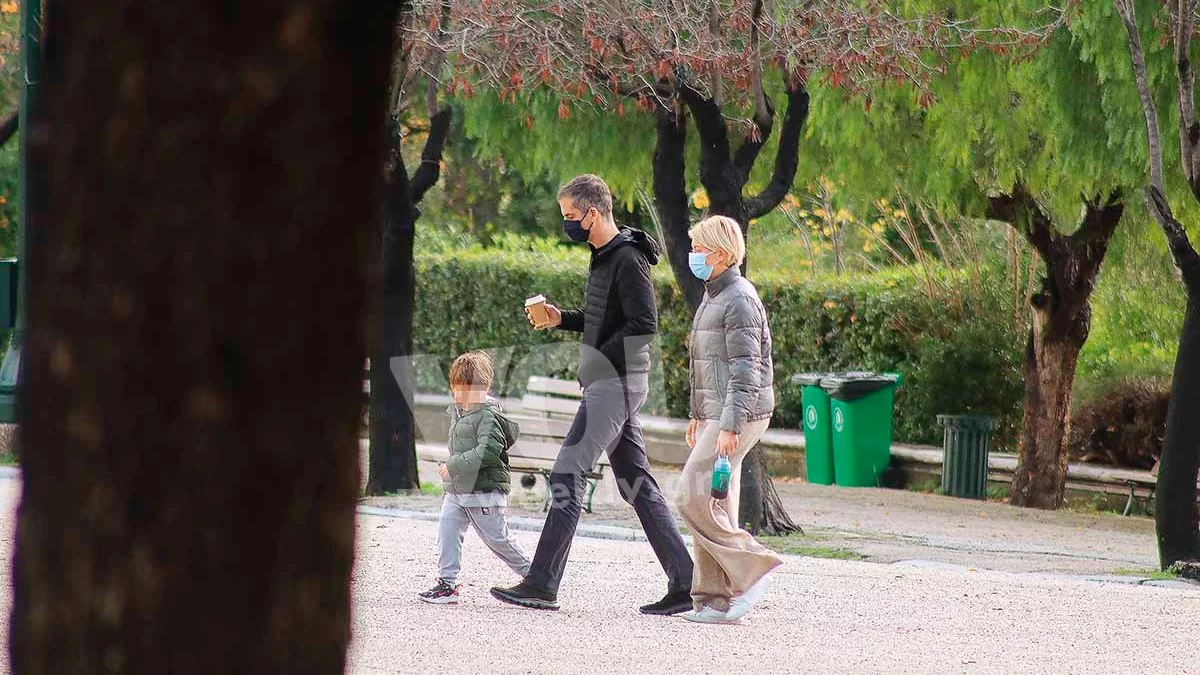 Με φόρμες και αθλητικά η Σία Κοσιώνη και ο Κώστας Μπακογιάννης στο κέντρο της Αθήνας - Η βόλτα με τον γιο τους