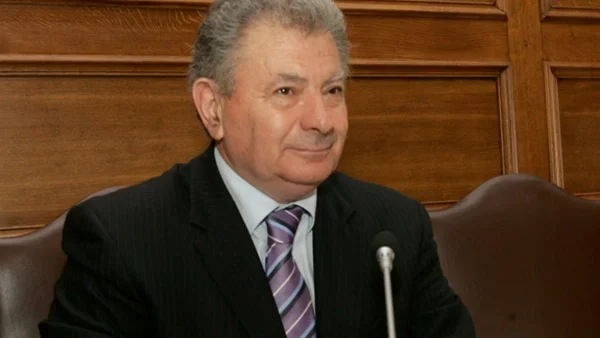 Σήφης Βαλυράκης: Συγκινεί η ανακοίνωση της οικογένειάς του ένα χρόνο από τον θάνατό του