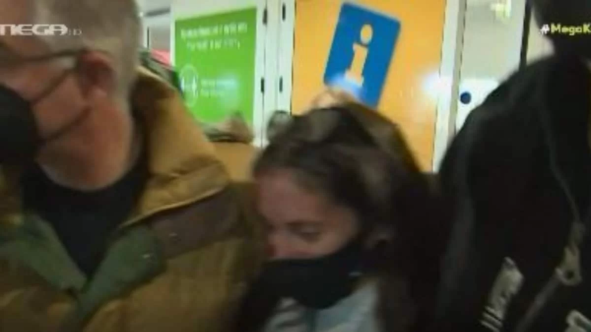 Survivor 5: Λαχάνιασαν οι δημοσιογράφοι! Κυνηγούσαν την Κρυσταλλία για μια δήλωση στο αεροδρόμιο