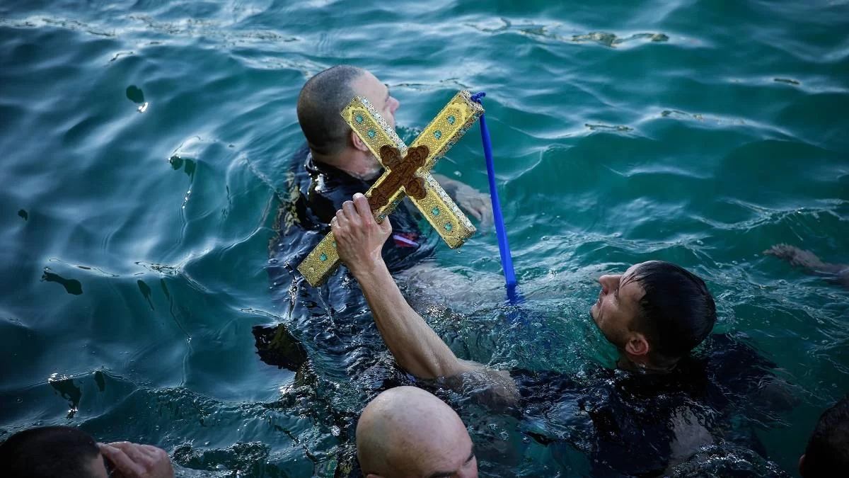 Καιρός (6/1): Θεοφάνια με συννεφιά - Σε ποιες περιοχές θα βρέξει;