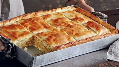 Παραδοσιακή τυρόπιτα με ξινό τραχανά - Θα μοσχοβολήσει όλη η γειτονιά