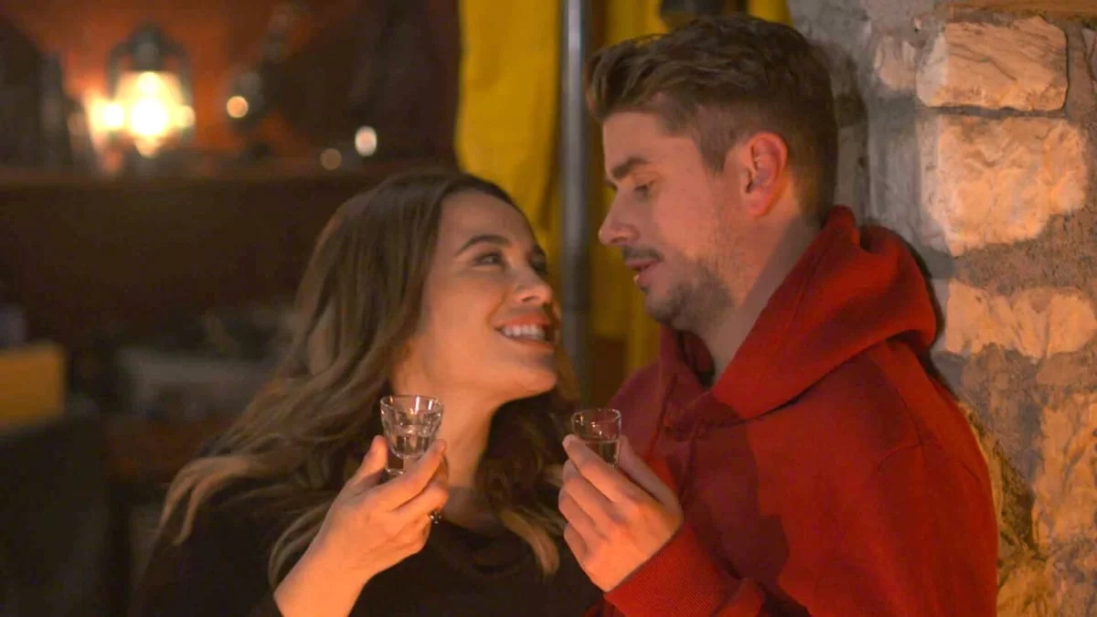 Χαιρέτα μου τον Πλάτανο 7/1: Ο Κανέλλος ανακαλύπτει πως ο γάμος του με την Αλίκη έμπλεξε ολόκληρο το χωριό στη μαφία