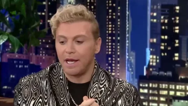 Βούρκωσε ο Τάκης Ζαχαράτος στο The 2night Show: «Δεν μπορούσα να μην τιμήσω αυτή τη γυναίκα...»