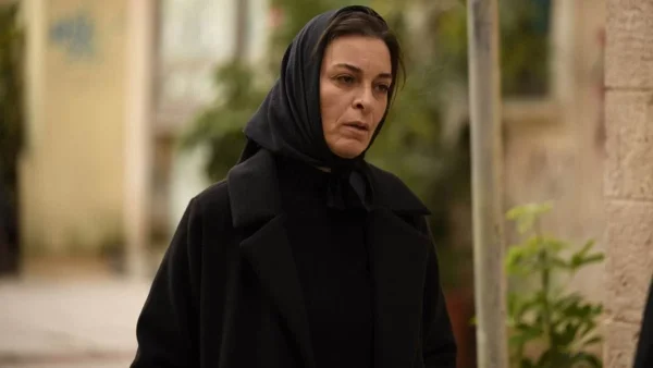 Σασμός: Η Μαρίνα ξαπλώνει στο σημείο που ξεψύχησε ο Πετρής - Ανατριχιαστική σκηνή