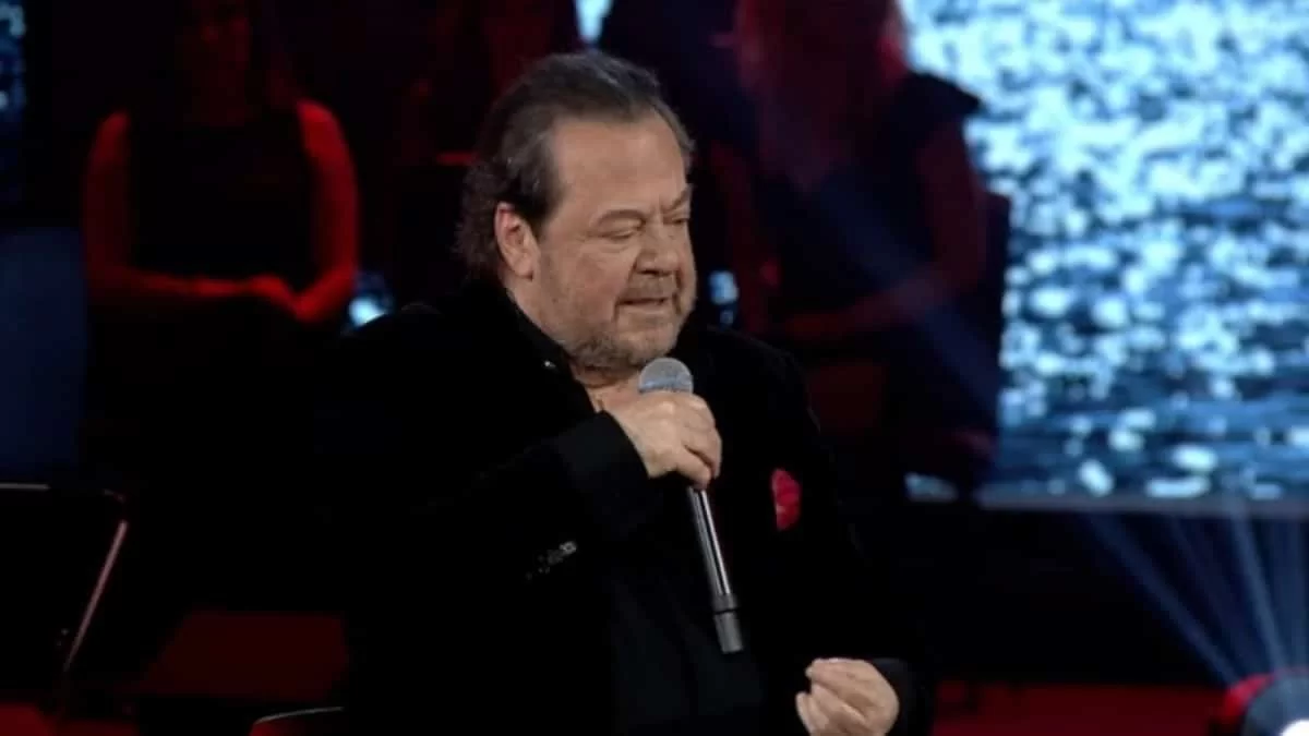 Ξανθιά καλλονή και αεροσυνοδός - Αυτή είναι η κατά πολύ νεότερη σύντροφος του Γιάννη Πάριου