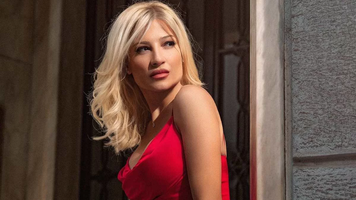 "Κέντρισε" τα βλέμματα η Φαίη Σκορδά με το σύνολο από τα BSB - Βγαλμένο από οίκο μόδας