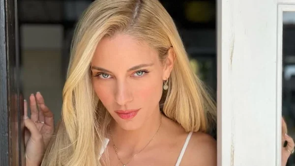 Δούκισσα Νομικού: Τρώει μακαρονάδα χωρίς ίχνος μακιγιάζ - Φωτογραφία τραβηγμένη από τον Σάββα