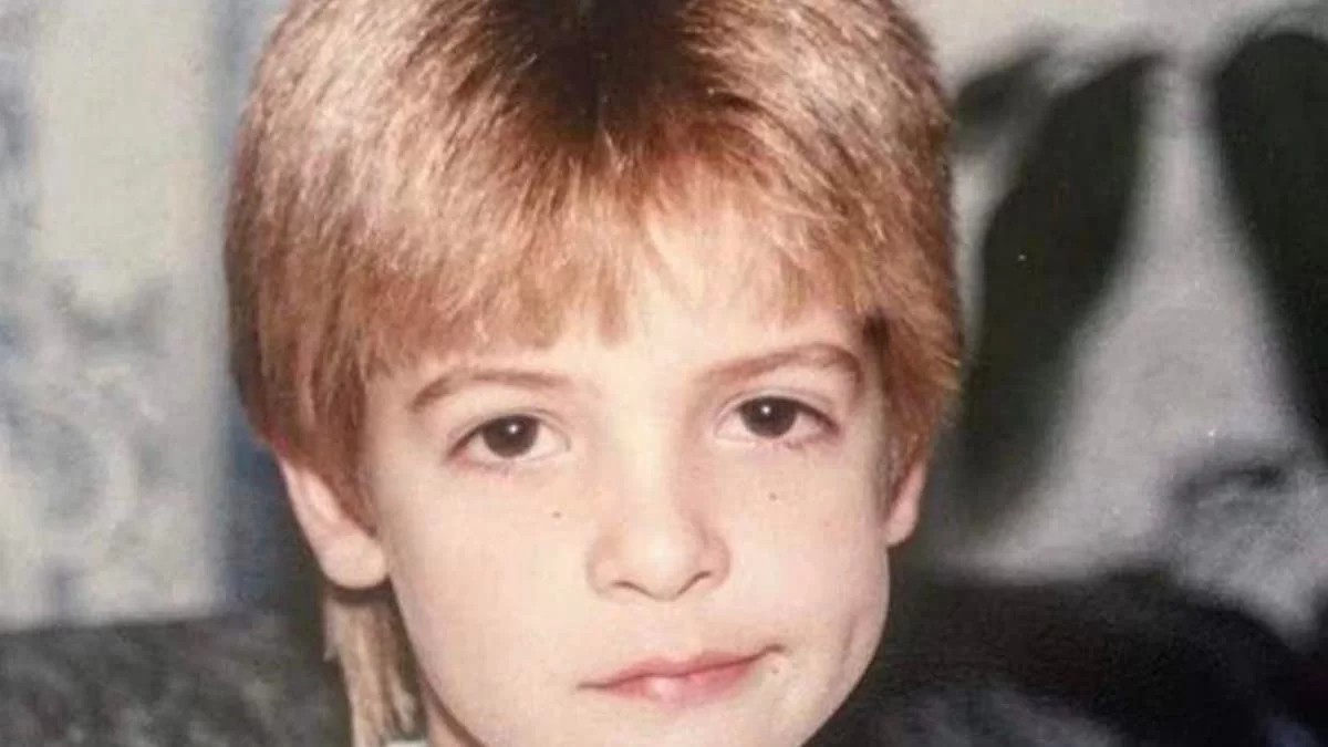 Insta Poll: Ποιος αγαπημένος τραγουδιστής είναι το αγοράκι της φωτογραφίας;