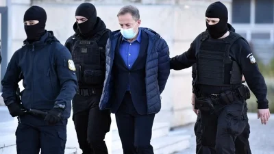 "Να σαπίσεις τέρας" - Η οργή του κόσμου για τον Δημήτρη Λιγνάδη έξω από το δικαστήριο