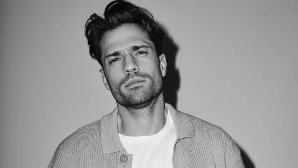 Στο πρόσωπο μοιάζουν ελάχιστα όμως είναι εξίσου γοητευτικός - Φωτογραφία του πατέρα του Κωνσταντίνου Αργυρού