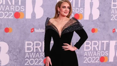 Τον γύρο του διαδικτύου κάνει το viral video της Adele που χορεύει pole dancing μεθυσμένη