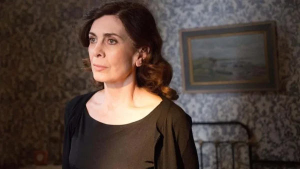 Άγριες Μέλισσες: "Αυτή η φόνισσα να φύγει" - Η Μυρσίνη επιτίθεται στα παιδιά της λόγω της Δρόσως