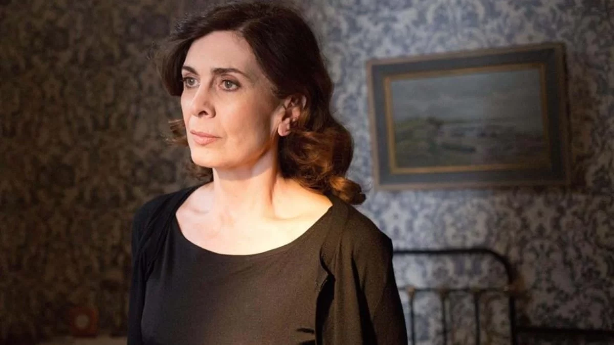 Άγριες Μέλισσες: "Αυτή η φόνισσα να φύγει" - Η Μυρσίνη επιτίθεται στα παιδιά της λόγω της Δρόσως