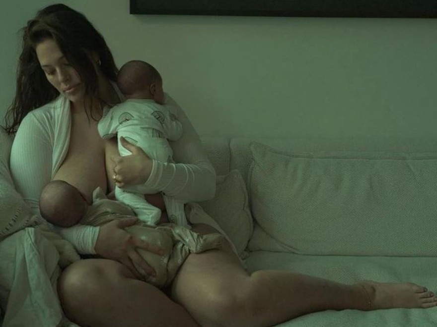 Η Ashley Graham με τους γιους της