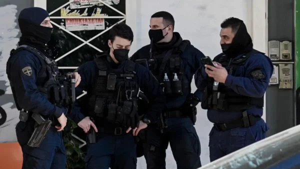 Συναγερμός στη Συγγρού: Άνδρας απειλεί να αυτοκτονήσει